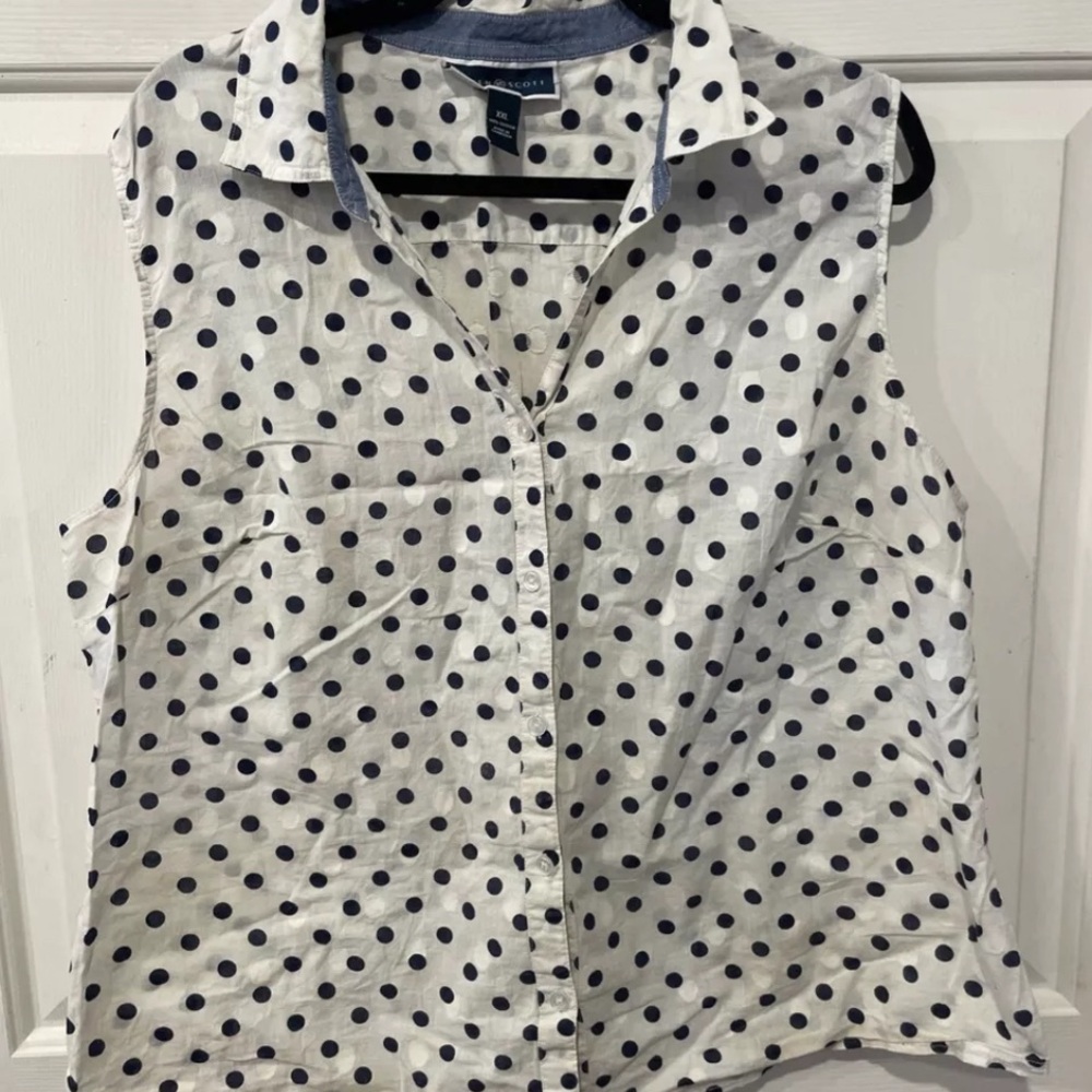 Karen Scott White Sleeveless Blouse with Dress Shirt Collar and Relaxed Fit